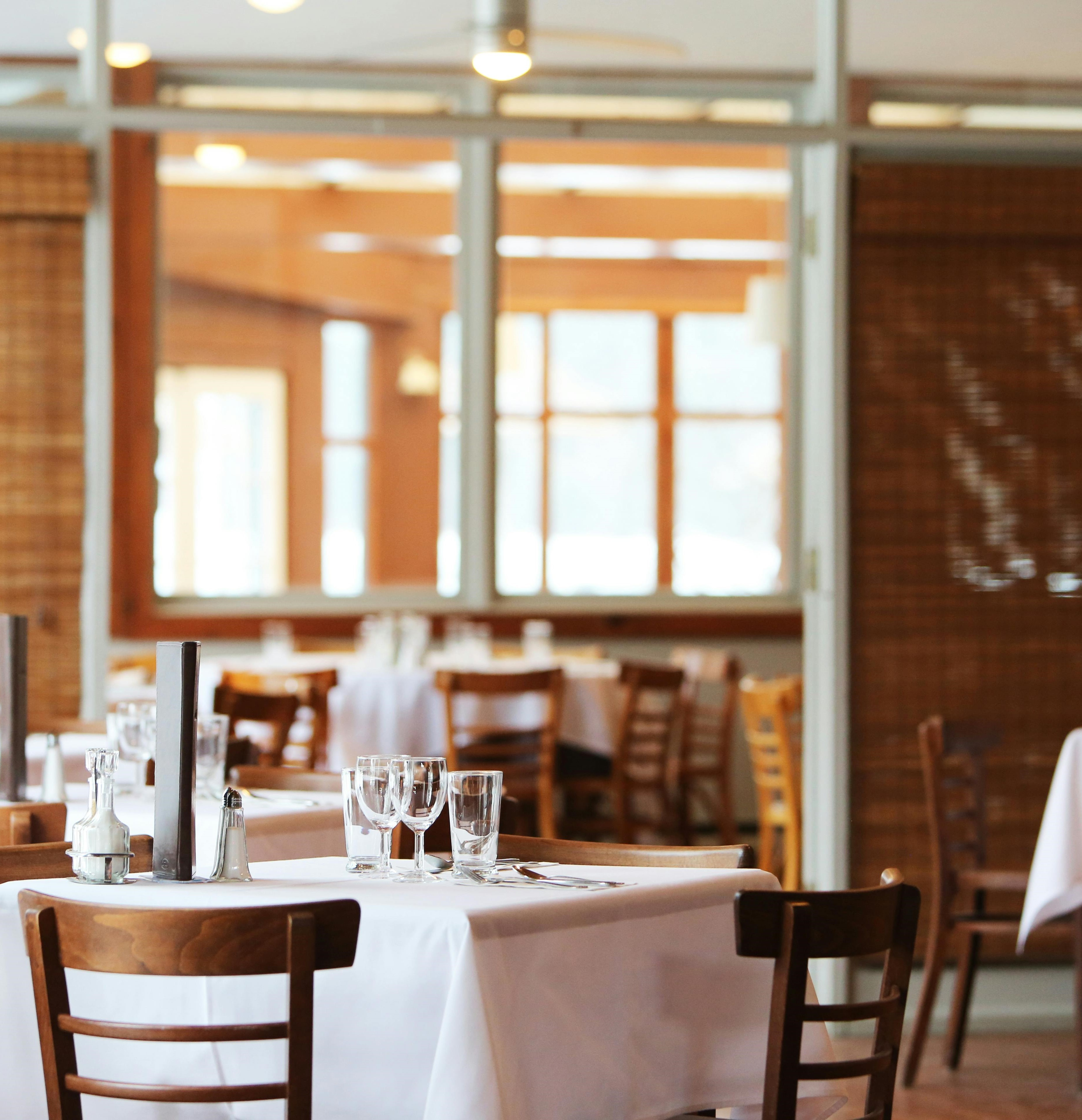 Restauranttafels met eetbare gerechten