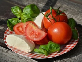 Tomaten, mozarella en basilicum op een bord